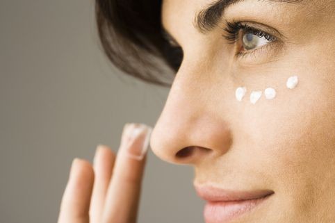 Péče o oční okolí může dramaticky omladit váš vzhled. Sestavte si ji na míru