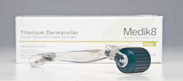 Váleček Derma roller Medik8 s mikrojehličkami 0,2 mm